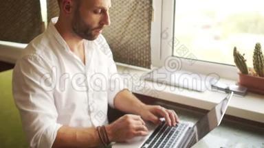 动态画像。 一个穿白色衬衫的人通过笔记本电脑在互联网上工作。 <strong>财务咨询</strong>